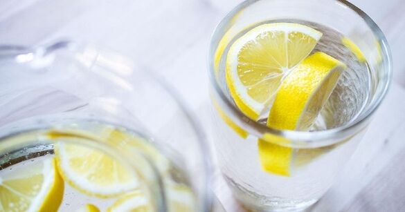 Į vandenį įpylus citrinos sulčių, bus lengviau laikytis vandens dietos. 