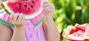 mergina valgo arbūzą