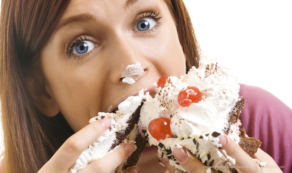 Mergina valgo pyragą ir tobulėja kaip numesti svorio