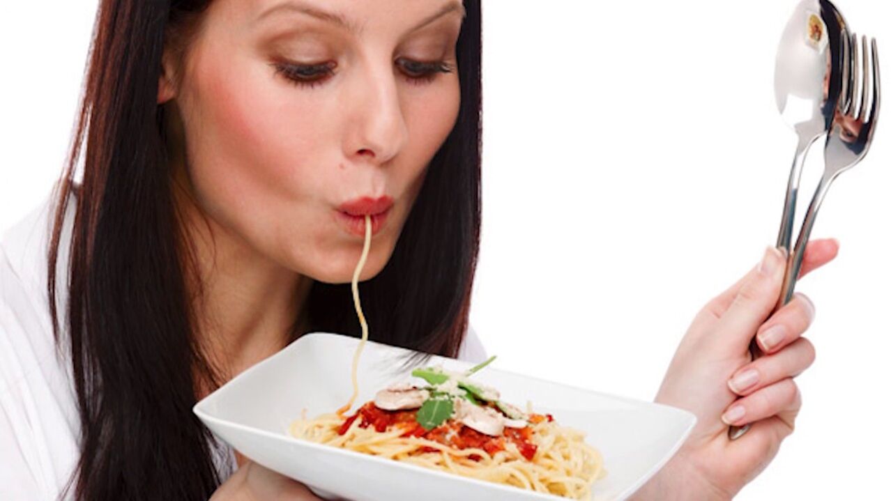 moteris, valganti spagečius pilvui liekninti